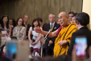 Его Святейшество Далай-лама дает наставления группе буддистов из Тайваня, прибывших на учения по поэме Шантидевы «Путь бодхисаттвы». Осака, Япония. 13 мая 2016 г. Фото: Тензин Чойджор (офис ЕСДЛ)