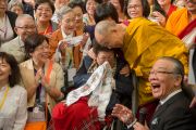 В завершение встречи Его Святейшество Далай-лама сфотографировался с буддистами из Тайваня, посетившими учения по поэме Шантидевы «Путь бодхисаттвы». Осака, Япония. 13 мая 2016 г. Фото: Тензин Чойджор (офис ЕСДЛ)