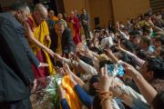 Его Святейшество Далай-лама пожимает руки участникам утренней сессии заключительного дня учений по поэме Шантидевы «Путь бодхисаттвы». Осака, Япония. 13 мая 2016 г. Фото: Тензин Чойджор (офис ЕСДЛ)