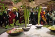 Его Святейшество Далай-лама направляется на обед после утренней сессии заключительного дня учений по поэме Шантидевы «Путь бодхисаттвы». Осака, Япония. 13 мая 2016 г. Фото: Тензин Чойджор (офис ЕСДЛ)