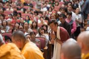 Во время завершающей сессии учений слушатели получили возможность задать Его Святейшеству Далай-ламе свои вопросы. Осака, Япония. 13 мая 2016 г. Фото: Тензин Чойджор (офис ЕСДЛ)