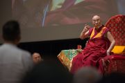 Его Святейшество Далай-лама отвечает на вопросы слушателей в течение завершающей сессии учений по поэме Шантидевы «Путь бодхисаттвы». Осака, Япония. 13 мая 2016 г. Фото: Тензин Чойджор (офис ЕСДЛ)