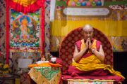 Его Святейшество Далай-лама проводит подготовительные ритуалы перед началом заключительного дня учений по поэме Шантидевы «Путь бодхисаттвы». Осака, Япония. 13 мая 2016 г. Фото: Тензин Чойджор (офис ЕСДЛ)
