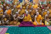 После совместного обеда Его Святейшество Далай-лама фотографируется с группой тайских монахов. Дхарамсала, Индия. 20 мая 2016 г. Фото: Тензин Чойджор (офис ЕСДЛ)