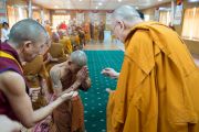 В завершение встречи Его Святейшество Далай-лама преподнес группе тайских монахов статуэтки Будды. Дхарамсала, Индия. 20 мая 2016 г. Фото: Тензин Чойджор (офис ЕСДЛ)