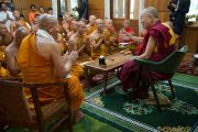 Его Святейшество Далай-лама принимает в своей резиденции группу тайских монахов и мирян, которые планируют совершить пешее паломничество в Лех, организованное «Благотворительным обществом Таиланда и Дхарамсалы». Дхарамсала, Индия. 20 мая 2016 г. Фото: Тензин Чойджор (офис ЕСДЛ)