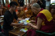 Его Святейшеству Далай-ламе преподносят в дар книги во время встречи с группой тайских монахов и мирян. Дхарамсала, Индия. 20 мая 2016 г. Фото: Тензин Чойджор (офис ЕСДЛ)