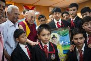 Его Святейшество Далай-лама с группой школьников, которым он вручил награды во время торжественной церемонии по случаю первой годовщины со дня создания журнала Samast Barat. Дхарамсала, Индия. 20 мая 2016 г. Фото: Тензин Чойджор (офис ЕСДЛ)