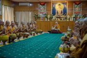 Его Святейшество Далай-лама обедает в своей резиденции с группой тайских монахов. Дхарамсала, Индия. 20 мая 2016 г. Фото: Тензин Чойджор (офис ЕСДЛ)