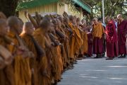 Его Святейшество Далай-лама приветствует группу тайских монахов перед тем, как направиться в главный тибетский храм на молебен по случаю праздника Весак – дня рождения, просветления и ухода в паринирвану Будды Шакьямуни. Дхарамсала, Индия. 21 мая 2016 г. Фото: Тензин Чойджор (офис ЕСДЛ)