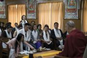 Одна из участниц задает вопрос Его Святейшеству Далай-ламе во время первого дня встречи с группой из Вьетнама. Дхарамсала, Индия. 25 мая 2016 г. Фото: Тензин Чойджор (офис ЕСДЛ)