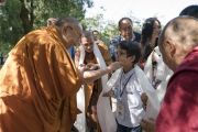 По прибытии в конференц-зал своей резиденции Его Святейшество Далай-лама приветствует мальчика, приехавшего в составе вьетнамской группы из 120 человек. Дхарамсала, Индия. 25 мая 2016 г. Фото: Тензин Чойджор (офис ЕСДЛ)