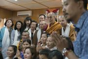 В завершение двухдневного диалога с группой из Вьетнама Его Святейшество Далай-лама сфотографировался на память с участниками встречи. Дхарамсала, Индия. 26 мая 2016 г. Фото: Тензин Чойджор (офис ЕСДЛ)