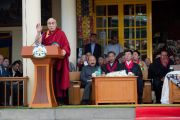 Его Святейшество Далай-лама выступает с речью на торжественной церемонии приведения к присяге сикьонга Лобсанга Сенге. Дхарамсала, Индия. 27 мая 2016 г. Фото: Тензин Чойджор (офис ЕСДЛ)