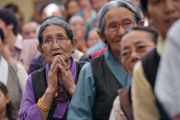 Верующие почтительно встречают Его Святейшество Далай-ламу, прибывшего в главный тибетский храм на торжественную церемонию приведения к присяге сикьонга Лобсанга Сенге. Дхарамсала, Индия. 27 мая 2016 г. Фото: Тензин Чойджор (офис ЕСДЛ)