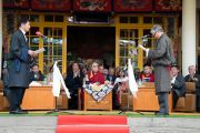 Главный судья Центральной тибетской администрации Каргью Дхондуп приводит к присяге сикьонга Лобсанга Сенге в присутствии Его Святейшества Далай-ламы. Дхарамсала, Индия. 27 мая 2016 г. Фото: Тензин Чойджор (офис ЕСДЛ)