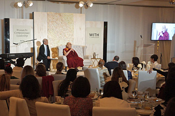 Далай-лама принял участие в торжественном завтраке «Женщины – лидеры с сострадательным сердцем»