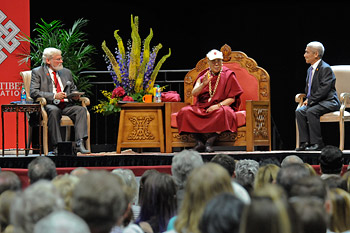 Далай-лама прочел публичную лекцию о сострадании и глобальной ответственности