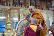 Его Святейшество Далай-лама приветствует собравшихся в главном тибетском храме в начале первого дня трехдневных учений для тибетской молодежи. Дхарамсала, Индия. 1 июня 2016 г. Фото: Тензин Чойджор (офис ЕСДЛ)