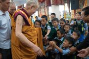 Его Святейшество Далай-лама приветствует тибетских школьников, ожидающих его в храме Калачакры, в начале первого дня трехдневных учений для тибетской молодежи. Дхарамсала, Индия. 1 июня 2016 г. Фото: Тензин Чойджор (офис ЕСДЛ)