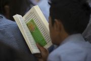 Сурагч хүүхэд Дээрхийн Гэгээнтний номын айлдварыг даган уншиж байгаа нь. Энэтхэг, Дарамсала хот, Зүглаг Хан дуган. 2016.06.03. Гэрэл зургийг Тэнзин Чойжор (ДЛО)