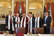 Его Святейшество Далай-лама с членами комитета Сената США по международным отношениям во время встречи на Капитолийском холме. Вашингтон, округ Колумбия, США. 14 июня 2016 г. Фото: Сонам Зоксанг