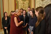 Его Святейшество Далай-лама приветствует стажеров в ходе визита в Конгресс США. Вашингтон, округ Колумбия, США. 14 июня 2016 г. Фото: Сонам Зоксанг