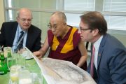 Его Святейшество Далай-лама рассматривает карту вместе с председателем Национального фонда демократии Мартином Фростом и конгрессменом от штата Иллинойс Питером Роскамом во время торжественного приема в Национальном фонде демократии. Вашингтон, округ Колумбия, США. 15 июня 2016 г. Фото: Скотт Хенриксен