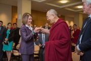 Его Святейшество Далай-лама приветствует лидера демократического меньшинства в Палате представителей Конгресса США Нэнси Пелоси в начале встречи в Национальном фонде демократии. Вашингтон, округ Колумбия, США. 15 июня 2016 г. Фото: Скотт Хенриксен