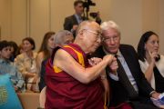 Его Святейшество Далай-лама и его давний друг Ричард Гир в начале мероприятий в Национальном фонде демократии. Вашингтон, округ Колумбия, США. 15 июня 2016 г. Фото: Скотт Хенриксен