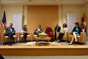 Его Святейшество Далай-лама проводит беседу «Демократия и надежда» с юными лидерами в Национальном фонде демократии. Вашингтон, округ Колумбия, США. 15 июня 2016 г. Фото: Сонам Зоксанг