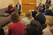 Его Святейшество Далай-лама проводит аудиенцию для группы людей, перед тем как отправиться на встречу «Женщины – лидеры с сострадательным сердцем». Анахайм, штат Калифорния, США. 17 июня 2016 г. Фото: Джереми Рассел (офис ЕСДЛ)