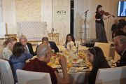 Дээрхийн Гэгээнтэн Далай Лам "Энэрэнгүй эмэгтэй удирдагчид" төвийн гишүүдтэй хамт өглөөний цай уулаа. АНУ, Калифорниа муж, Анахеим хот. 2016.06.17. Гэрэл зургийг Жерреми Рассел (ДЛО)