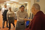 Перед выездом в буддийский храм  Dieu Ngu Его Святейшество Далай-лама приветствует работников кухни отеля, в котором он остановился. Анахайм, штат Калифорния, США. 18 июня 2016 г. Фото: Джереми Рассел (офис ЕСДЛ)