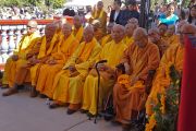 Старшие монахи вьетнамского храма Dieu Ngu слушают публичную лекцию Его Святейшества Далай-ламы. Вестминстер, штат Калифорния, США. 18 июня 2016 г. Фото: Джереми Рассел (офис ЕСДЛ)