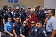 Его Святейшество Далай-лама сфотографировался с сотрудниками местной полицейской службы во время торжественной церемонии открытия вьетнамского буддийского храма Дзе Нгу (Dieu Ngu). Вестминстер, штат Калифорния, США. 19 июня 2016 г. Фото: Джереми Рассел (офис ЕСДЛ)