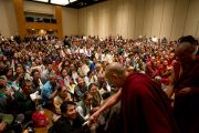 Его Святейшество Далай-лама приветствует членов Тибетской Ассоциации Южной Калифорнии в начале встречи, прошедшей в отеле в Анахайме. Анахайм, штат Калифорния, США. 19 июня 2016 г. Фото: Дон Фарбер