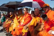 Участники торжественной церемонии открытия вьетнамского буддийского храма Дзе Нгу (Dieu Ngu) прячутся под зонтиками от палящих лучей солнца. Вестминстер, штат Калифорния, США. 19 июня 2016 г. Фото: Барбара Дью