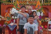 Дээрхийн Гэгээнтэн Далай Лам вьетнам залуучуудтай уулзсаны дараа бага насны гурван хүүхэдтэй хамт зургаа татуулав. АНУ, Калифорниа, Вестминстер. 2016.06.19. Гэрэл зургийг Жерреми Рассел (ДЛО)
