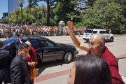 Его Святейшество Далай-лама приветствует собравшихся по прибытии в Капитолий штата Калифорния. Сакраменто, штат Калифорния, США. 20 июня 2016 г. Фото: Джереми Рассел (офис ЕСДЛ)
