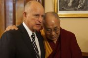 Его Святейшество Далай-лама и губернатор Калифорнии Джерри Браун в усадьбе Leland Stanford Mansion. Сакраменто, штат Калифорния, США. 20 июня 2016 г. Фото: Джереми Рассел (офис ЕСДЛ)