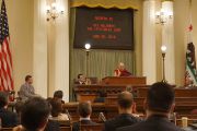 Его Святейшество Далай-лама выступает с речью на заседании легислатуры штата Калифорния. Сакраменто, штат Калифорния, США. 20 июня 2016 г. Фото: Джереми Рассел (офис ЕСДЛ)