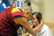 Его Святейшество Далай-лама утешает пациентку в Институте по изучению рака им. Дж. Хантсмана. Солт-Лейк-Сити, штат Юта, США. 21 июня 2016 г. Фото: Том Гоурли