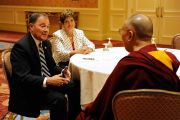 Его Святейшество Далай-лама в ходе встречи с губернатором штата Юта Гари Хербертом и его супругой. Солт-Лейк-Сити, штат Юта, США. 21 июня 2016 г. Фото: Том Гоурли