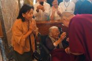 Его Святейшество Далай-лама приветствует пожилую тибетскую женщину в холле своего отеля в начале первого дня визита в Солт-Лейк-Сити. Солт-Лейк-Сити, штат Юта, США. 21 июня 2016 г. Фото: Джереми Рассел (офис ЕСДЛ)