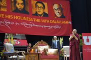 Поднявшись на сцену зала Huntsman Center в Университете Юты, Его Святейшество Далай-лама приветствует верующих в начале публичной лекции, на которую прибыло более 11 000 человек. Солт-Лейк-Сити, штат Юта, США. 21 июня 2016 г. Фото: Джереми Рассел (офис ЕСДЛ)