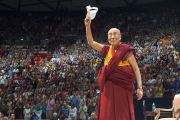 Его Святейшество Далай-лама машет слушателям рукой по окончании публичной лекции в Университете Юты. Солт-Лейк-Сити, штат Юта, США. 21 июня 2016 г. Фото: Джереми Рассел (офис ЕСДЛ)