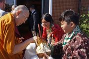 По прибытии Его Святейшества Далай-ламы в тибетский центр штата Юта тибетцы подносят ему традиционное приветствие «чема чангпу». Солт-Лейк-Сити, штат Юта, США. 22 июня 2016 г. Фото: Джереми Рассел (офис ЕСДЛ)