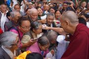Его Святейшество Далай-лама пожимает руки своим ученикам и последователям, встречающим его по прибытии в Боулдер. Боулдер, штат Колорадо, США. 22 июня 2016 г. Фото: Джереми Рассел (офис ЕСДЛ)