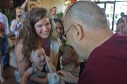 Перед тем, как отправиться в Университет Колорадо, Его Святейшество Далай-лама приветствует верующих, собравшихся ранним утром в холле отеля. Боулдер, штат Колорадо, США. 23 июня 2016 г. Фото: Джереми Рассел (офис ЕСДЛ)